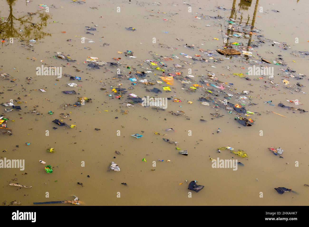 immagine inquinamento fluviale. salvare acqua fluviale forma inquinamento. Foto Stock
