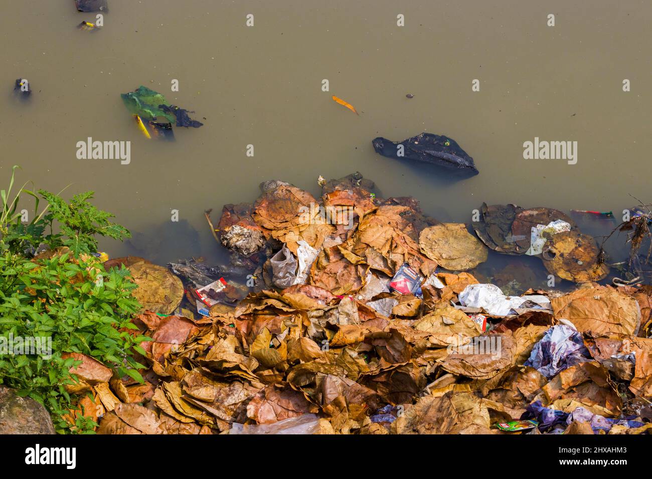 immagine inquinamento fluviale. salvare acqua fluviale forma inquinamento. Foto Stock