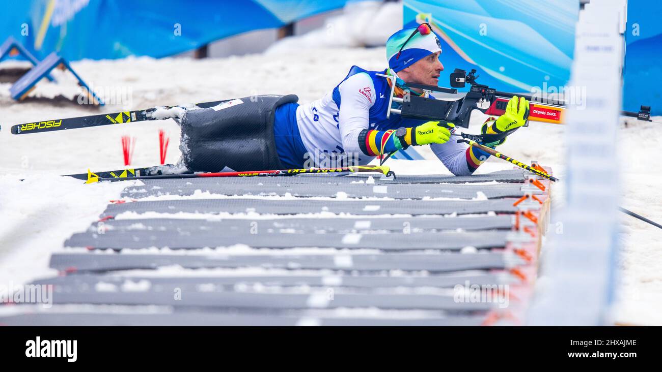 Zhangjiakou, Cina. 11th Mar 2022. Paralimpiadi, Para Nordic Ski, biathlon, 12,5 km, seduta, Uomini, Martin Fleig (classificazione Paralimpica, LW 11,5 seduta) della Germania al poligono di tiro durante la gara di oltre 12,5 chilometri. Fleig sta terminando la sua carriera di para-biatleta e sciatore di fondo. Il portacolori tedesco alla cerimonia di apertura ha fatto l'annuncio dopo la sua ultima gara individuale alla sua terza Paralimpiadi in totale. Credit: Jens Büttner/dpa-Zentralbild/dpa/Alamy Live News Foto Stock