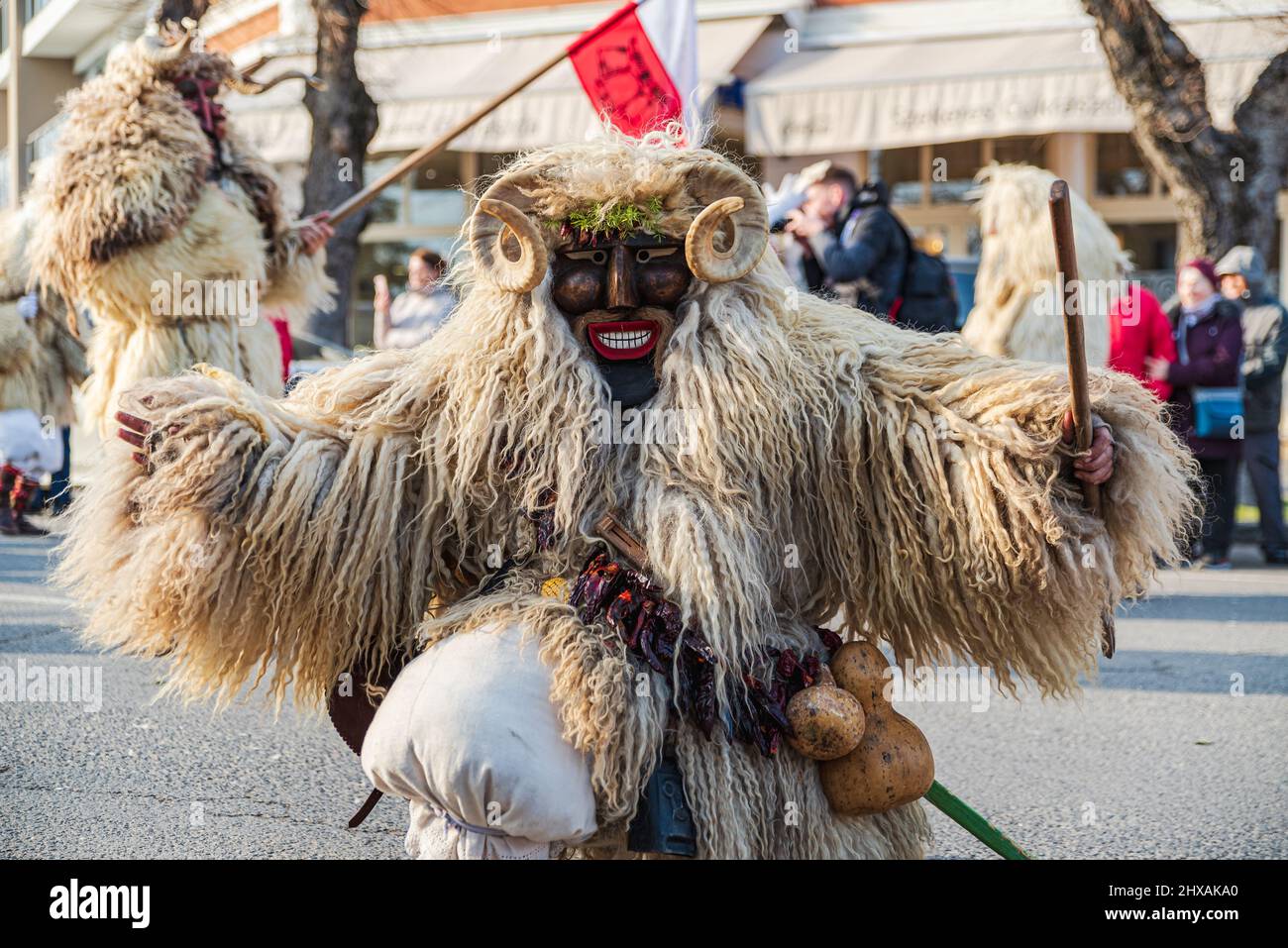 02.28.2022. Mohacs ungheria. festa di carnevale alla fine dell'inverno. Preformers che indossa abiti e maschere tradizionali. Stanno ballando, camminando, Foto Stock