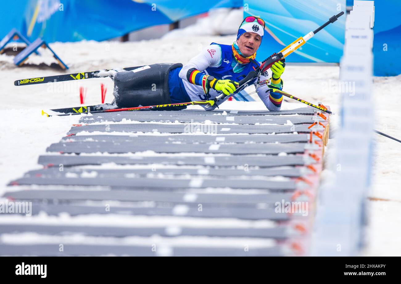 Zhangjiakou, Cina. 11th Mar 2022. Paralimpiadi, Para Nordic Ski, biathlon, 12,5 km, seduta, Uomini, Martin Fleig (classificazione Paralimpica, LW 11,5 seduta) della Germania al poligono di tiro durante la gara di oltre 12,5 chilometri. Fleig sta terminando la sua carriera di para-biatleta e sciatore di fondo. Il portacolori tedesco alla cerimonia di apertura ha fatto l'annuncio dopo la sua ultima gara individuale alla sua terza Paralimpiadi in totale. Credit: Jens Büttner/dpa-Zentralbild/dpa/Alamy Live News Foto Stock