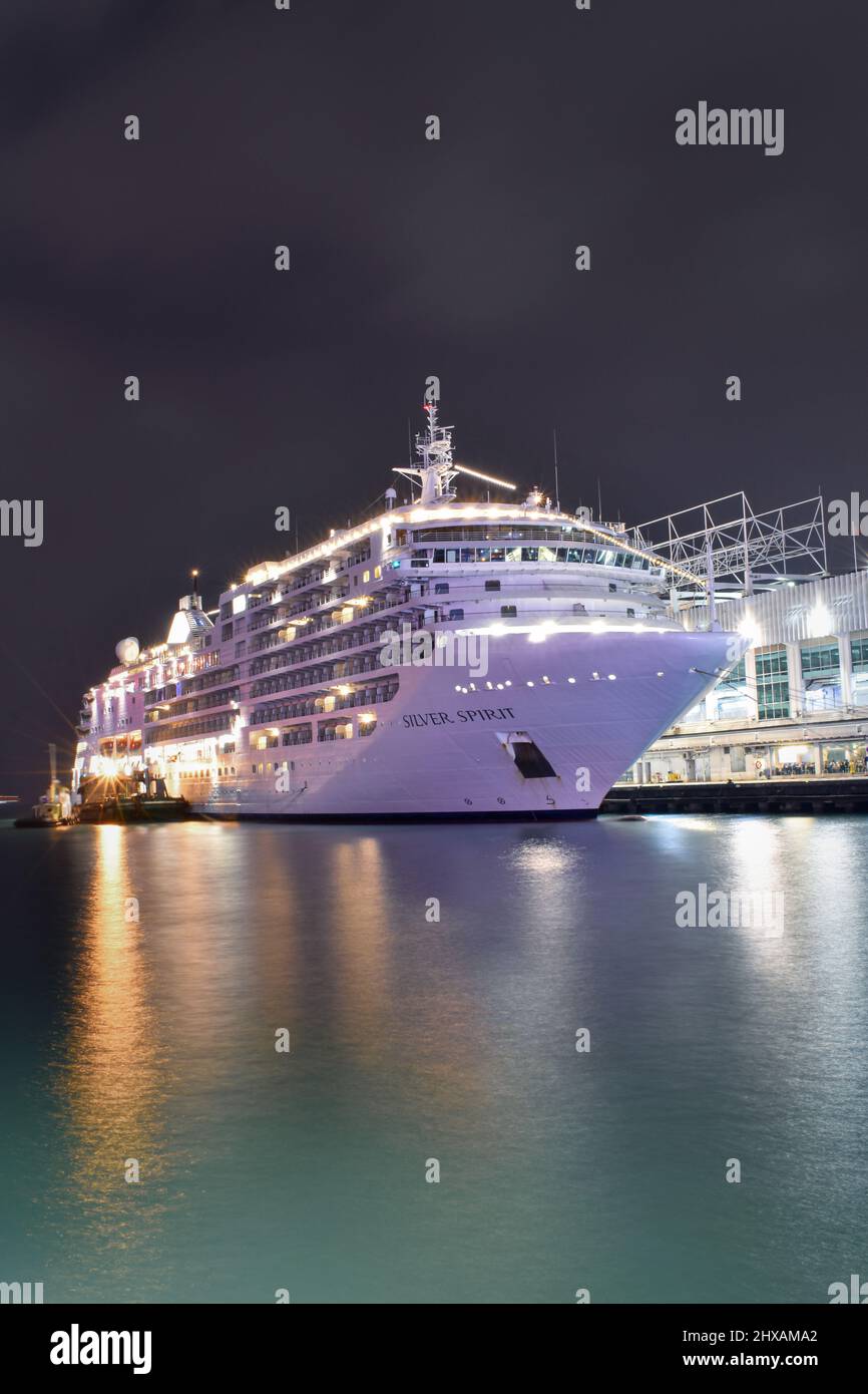 Crociera Silver Spirit. L'Hong Kong Ocean Terminal è un terminal per navi da crociera situato nell'area di Tsim Sha Tsui di Kowloon a Hong Kong. Foto Stock