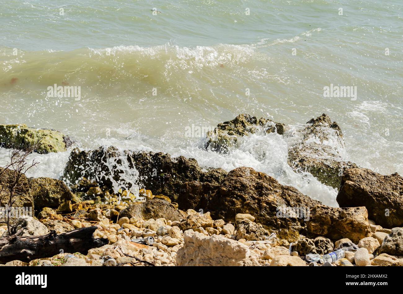 Acqua di mare tra le rocce in Giamaica Foto Stock