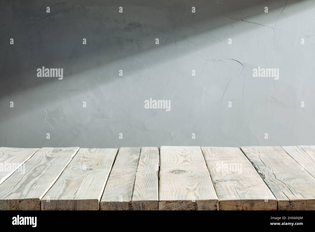 Podio in legno davanti ad un muro di cemento Foto Stock