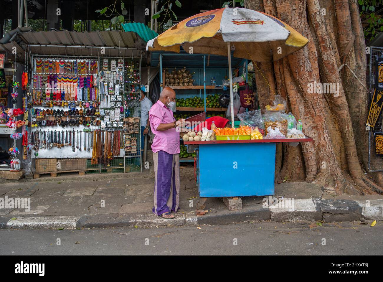 KANDY, SRI LANKA-DICEMBRE 30,2021: Vista del venditore di strada e le merci per la vendita intorno al tempio di Kandy Foto Stock