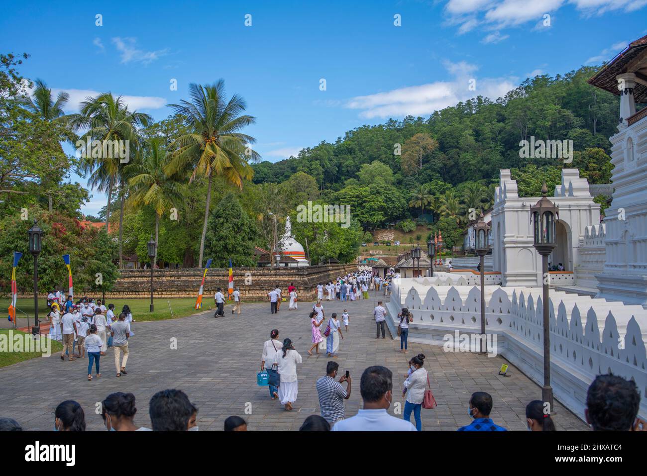 KANDY, SRI LANKA - DICEMBRE 31,2021: Persone che camminano all'ingresso del Tempio del dente a Kandy. Tempio buddista Sri Dalada Maligawa Foto Stock