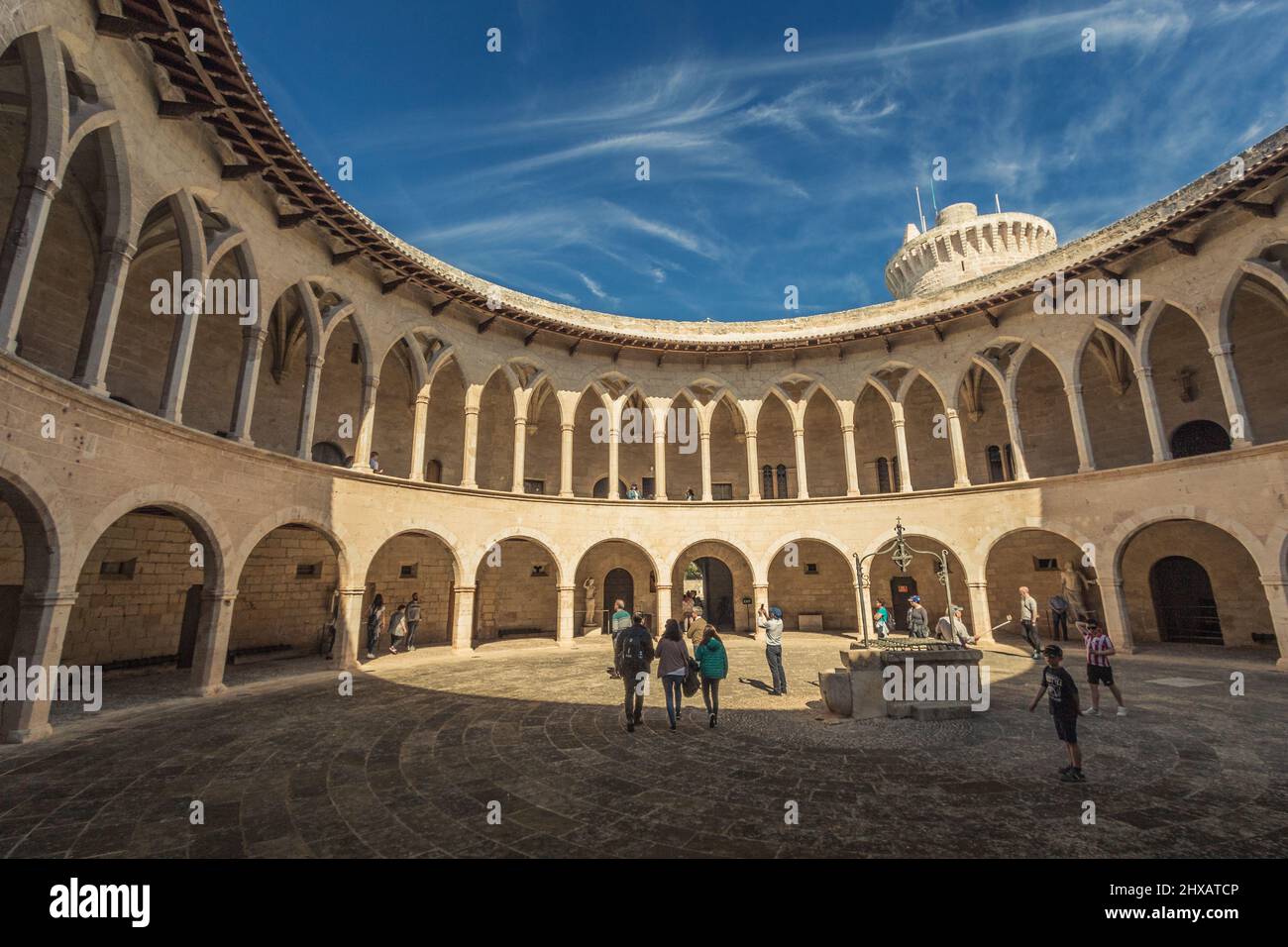Castell de Bellver, castello circolare del 1300s adagiato su una collina boscosa che si affaccia su Palma, sede del museo di storia della città. Foto Stock