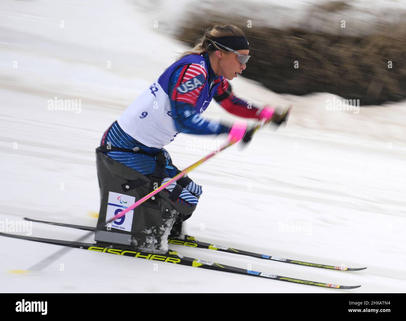 Zhangjiakou, la provincia cinese di Hebei. 11th Mar 2022. Oksana Masters of the United States compete durante l'evento di seduta individuale delle donne di para biathlon di Pechino 2022 Paralimpic Winter Games al National Biathlon Centre di Zhangjiakou, nella provincia di Hebei della Cina settentrionale, il 11 marzo 2022. Credit: WAN Xiang/Xinhua/Alamy Live News Foto Stock