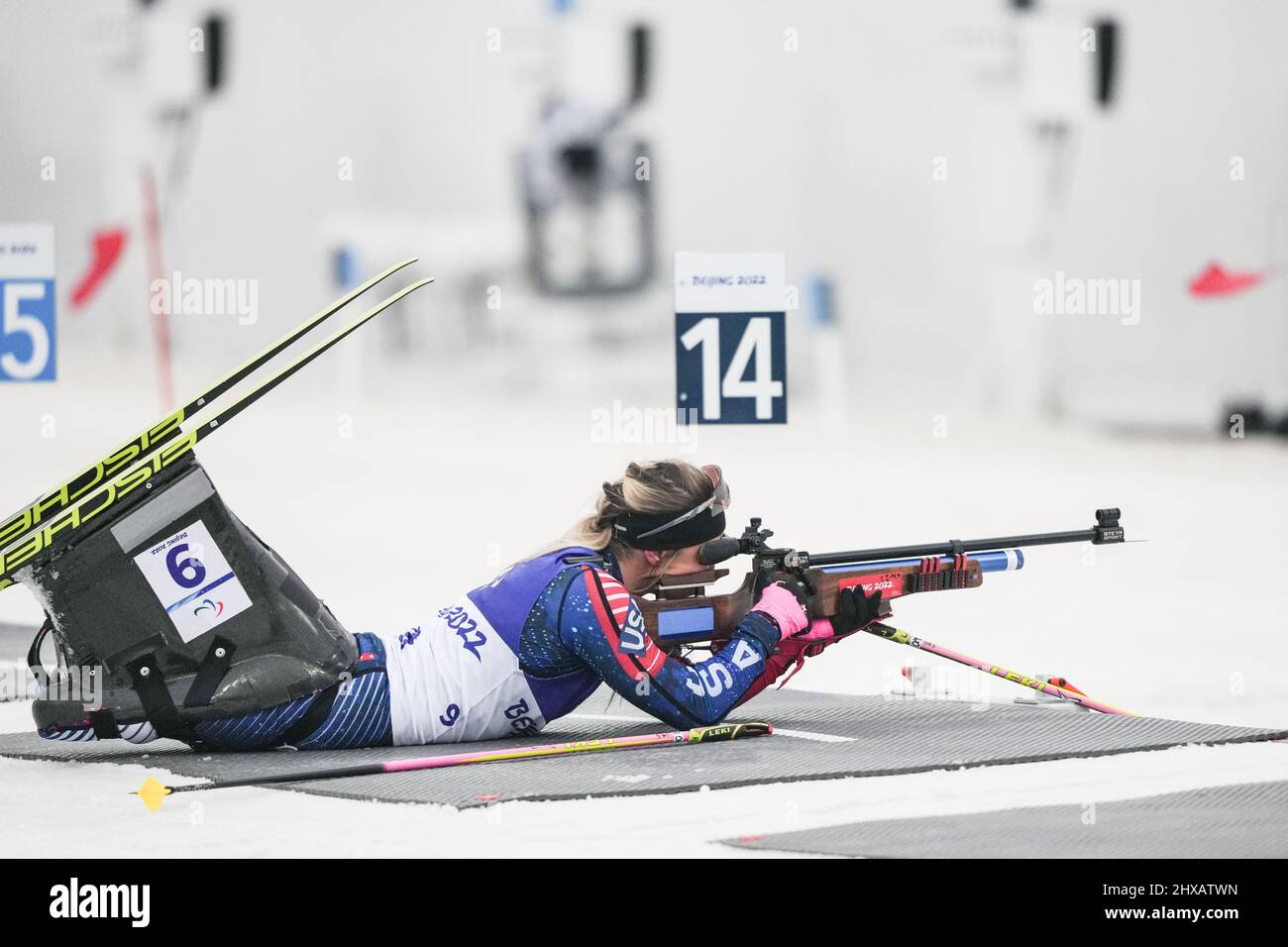 Zhangjiakou, la provincia cinese di Hebei. 11th Mar 2022. Oksana Masters of United States compete durante l'evento di seduta individuale delle donne di para biathlon di Pechino 2022 Paralimpic Winter Games presso il National Biathlon Centre di Zhangjiakou, nella provincia di Hebei della Cina settentrionale, il 11 marzo 2022. Credit: Peng Ziyang/Xinhua/Alamy Live News Foto Stock