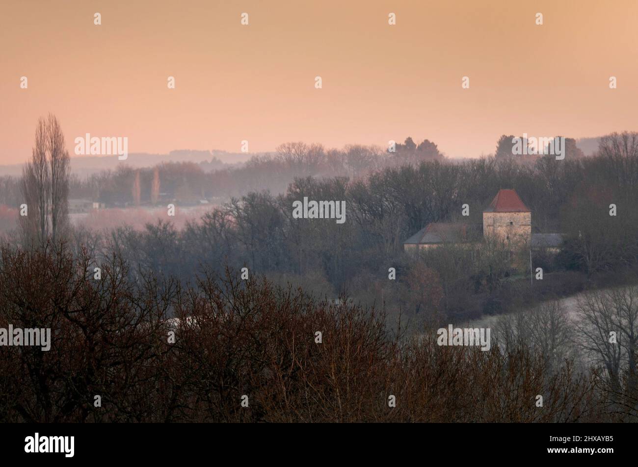 Sole invernale di prima mattina vicino a Lavercantière, dipartimento Lot, Francia Foto Stock