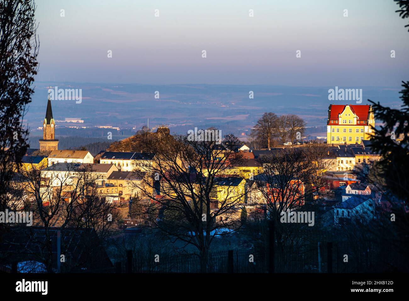 Inverno a Schöneck, Blick auf die Stadt im Morgenlicht Foto Stock