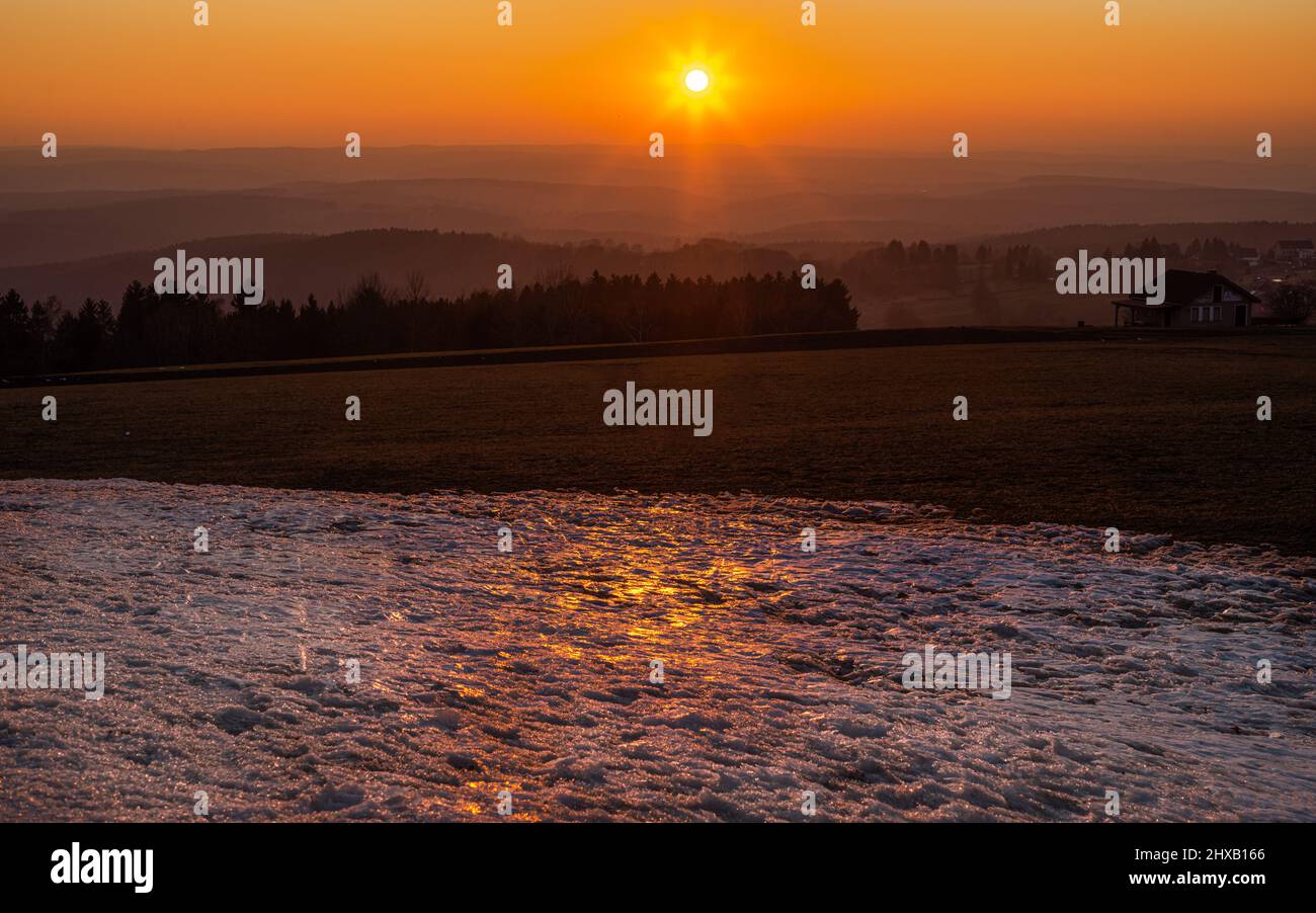Inverno a Schöneck, Sonnenuntergang flammender Foto Stock