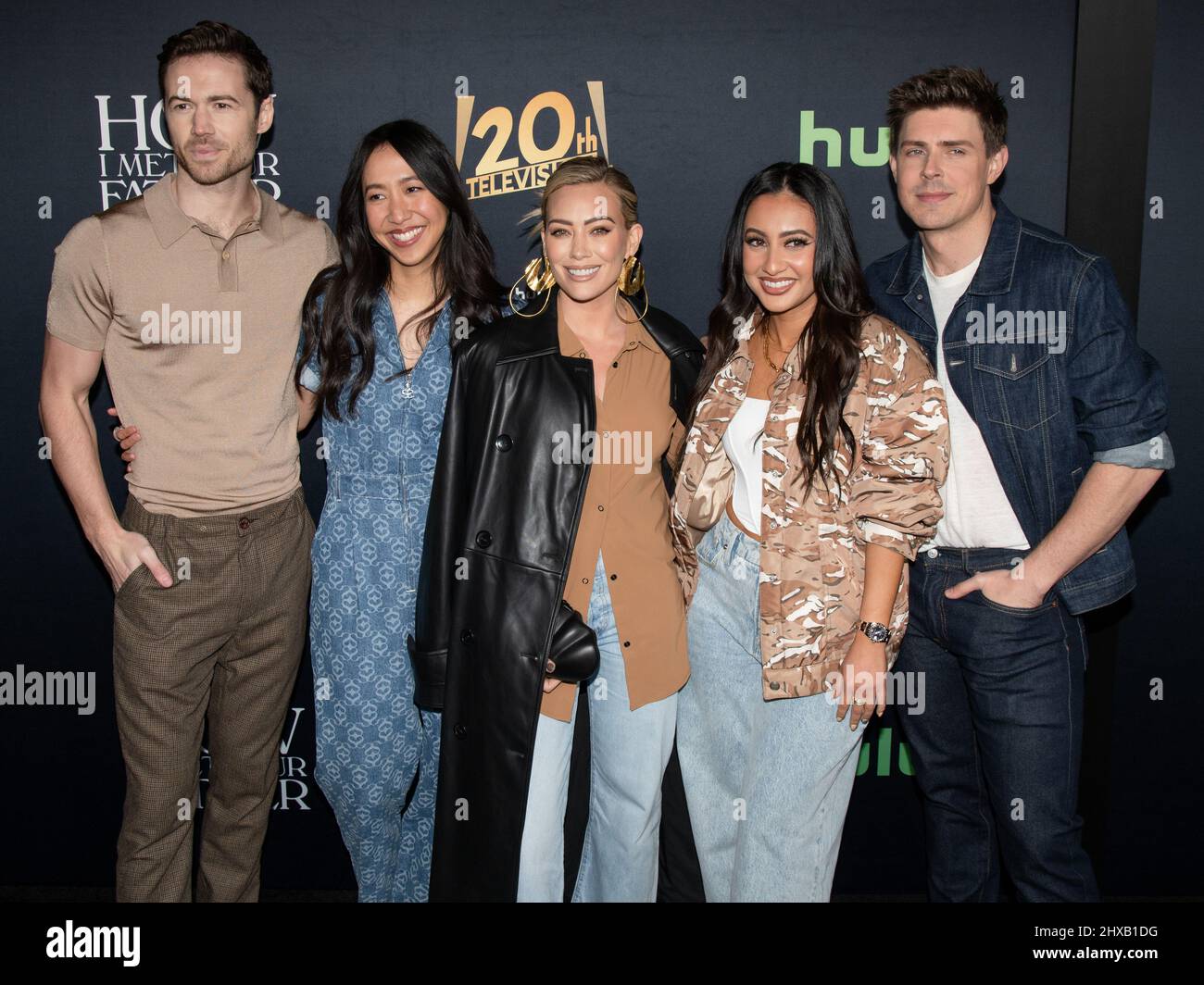 10 marzo 2022 - Los Angeles, California - (L-R) Tom Ainsley, Tien Tran, Francia Raisa, Hilary Duff e Chris Lowell. â€ œHow di Hulu ho incontrato la fotocellula per l'esperienza dei fan di tuo padre a Los Angeles celebrando il primo finale stagionale del showâ. (Credit Image: © Billy Bennight/AdMedia via ZUMA Press Wire) Foto Stock