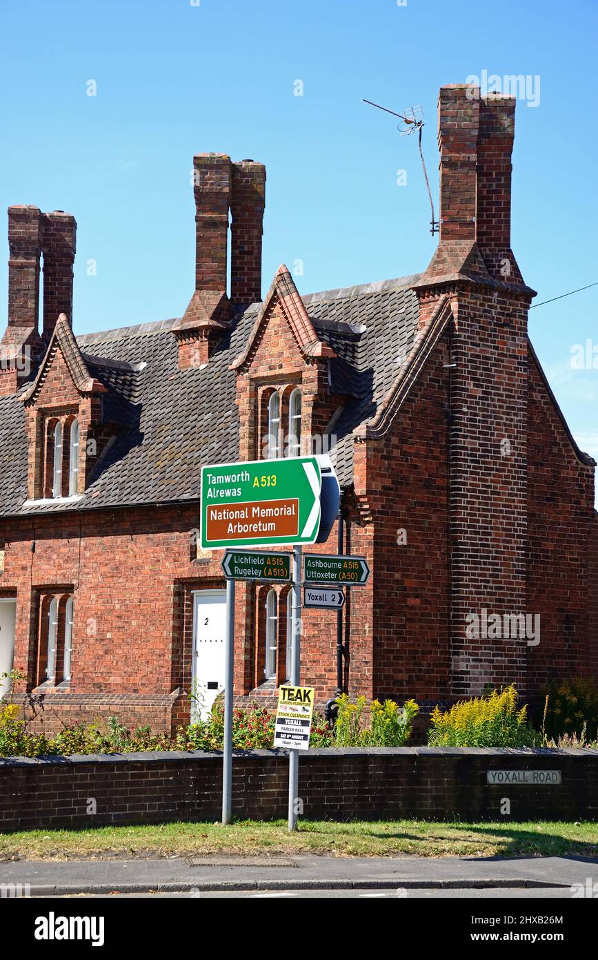 Tradizionale edificio in mattoni rossi con alti camini nel centro del villaggio, Kings Bromley, Staffordshire, Inghilterra, Regno Unito, Europa. Foto Stock