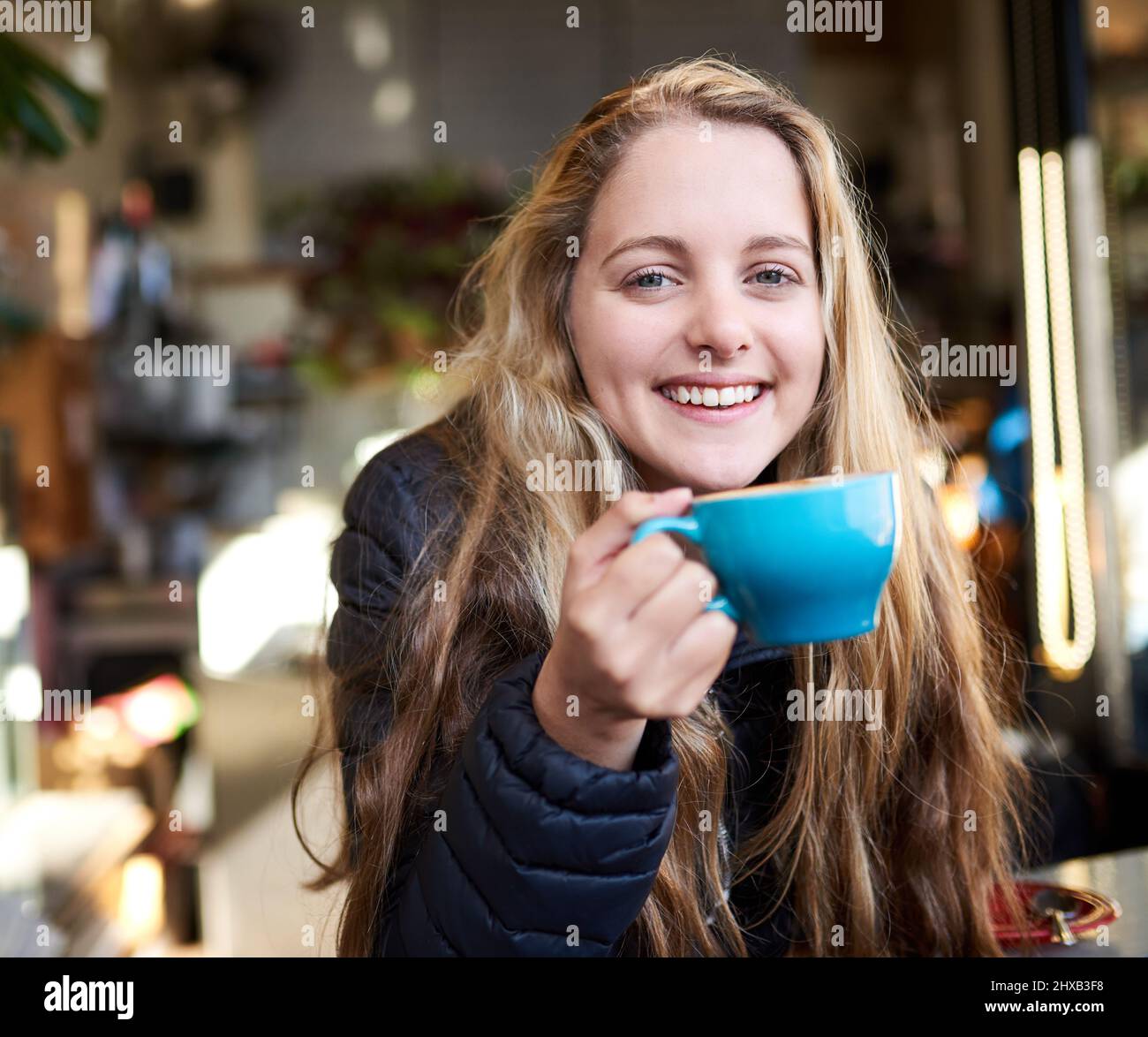 Il caffè mi mantiene rinfrescato e rifornito. Ritratto di una giovane donna attraente che si gode un cappuccino in una caffetteria. Foto Stock