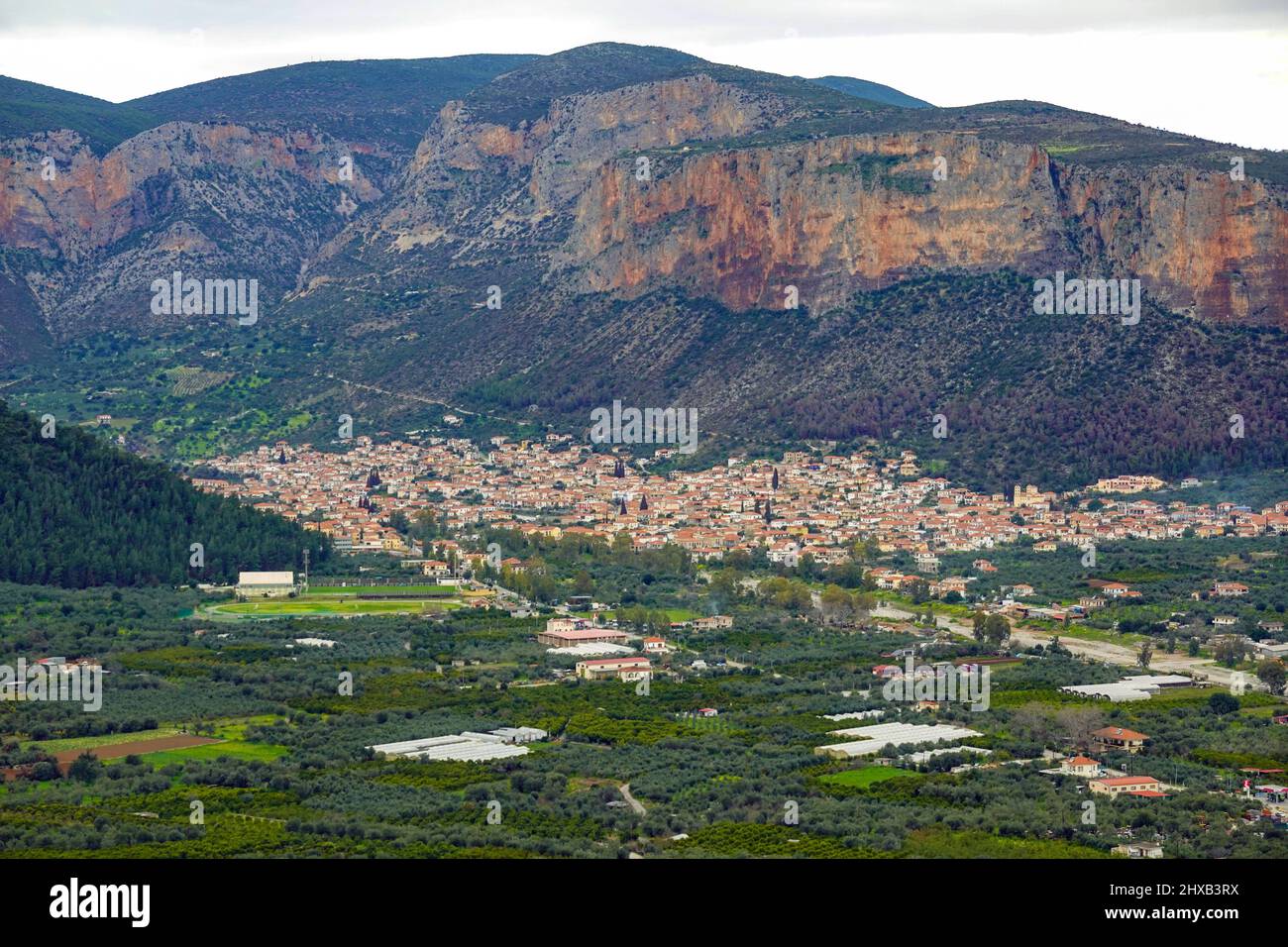 La piccola città agricola di Leonidio, il Peloponneso, Arcadia, Grecia, primavera Foto Stock
