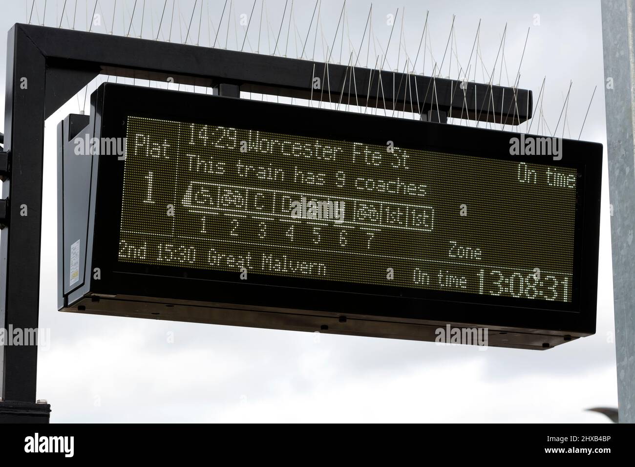 Segnale di informazioni sui treni, stazione di Honeybourne, Cotswold Line, Worcestershire, Inghilterra, REGNO UNITO Foto Stock