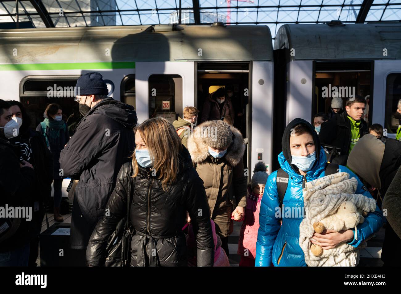 10.03.2022, Berlino, Germania, Europa - i rifugiati di guerra provenienti dall'Ucraina arrivano in treno da Varsavia alla stazione centrale di Berlino dopo che sono fuggiti dalla guerra. Foto Stock