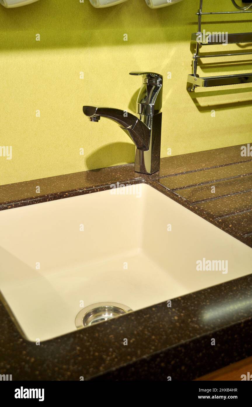 Interni di lussuosa cucina moderna e lavello e rubinetto in ceramica Foto Stock