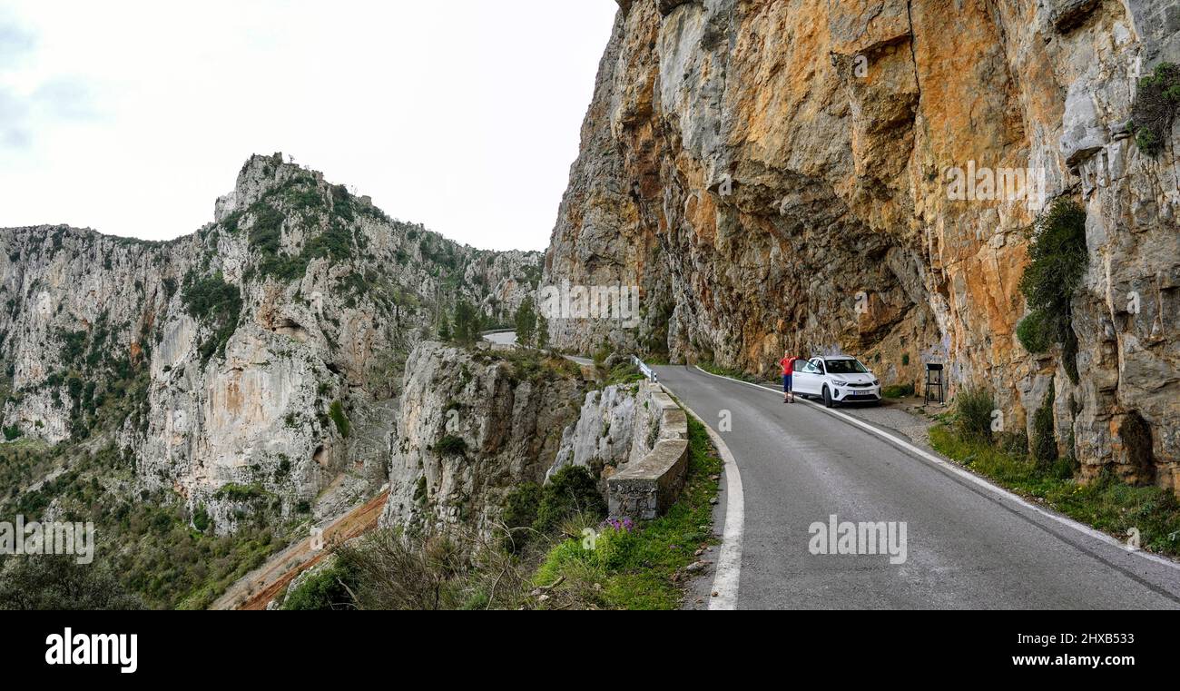 Auto bianca sulla strada selvaggia che accede al piccolo villaggio isolato di Kyparissi in inverno nel Peloponneso, Arcadia, Grecia Foto Stock