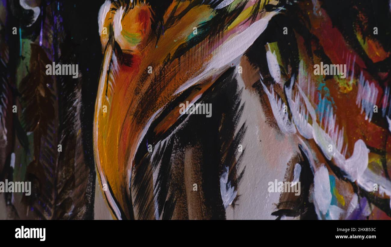 Il designer d'artista disegna un'aquila sul muro. Decoratore artigiano dipinge un quadro con colore olio acrilico. Primo piano, aspetto cinematografico con magia scura. Pittore p Foto Stock
