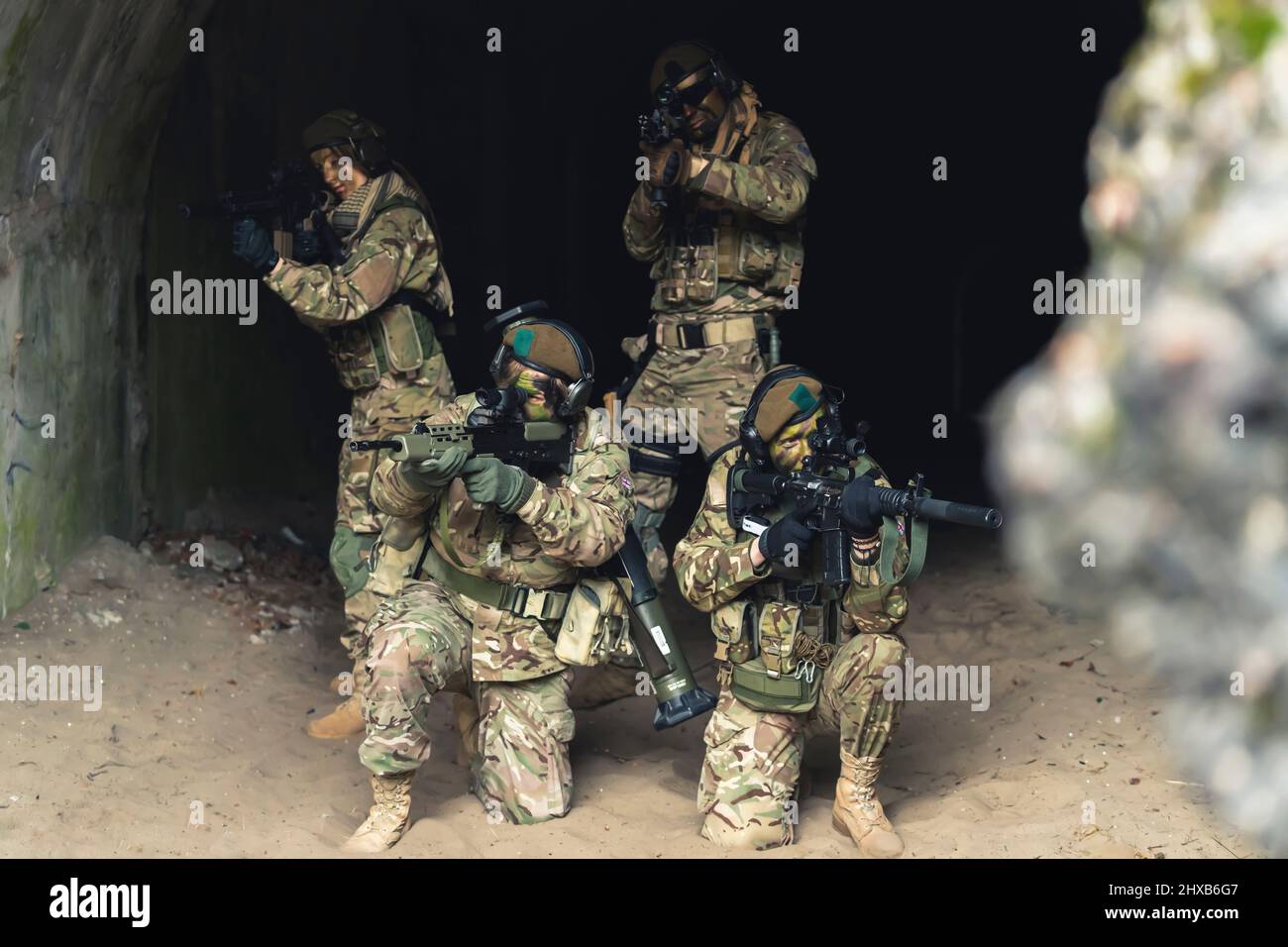 Tutta la rappresentanza di genere in esercito militare posando nelle grotte . Foto di alta qualità Foto Stock