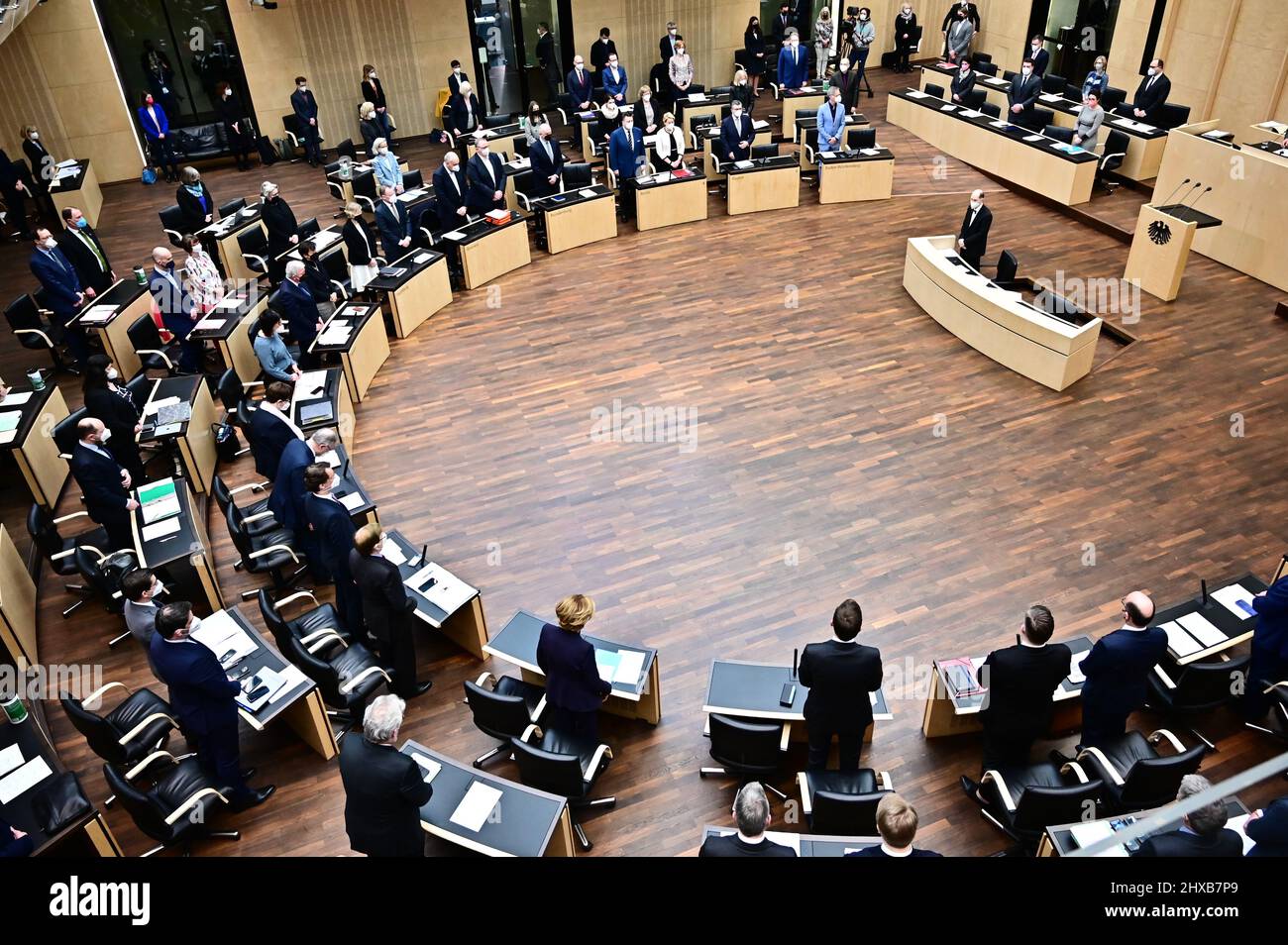 Berlino, Germania. 11th Mar 2022. I partecipanti alla riunione del Bundesrat tedesco sono in memoria delle vittime della guerra in Ucraina. I temi della riunione includono i piani dell'UE per l'aiuto finanziario all'Ucraina e un freno ai prezzi dell'energia. Credit: Fabian Sommer/dpa/Alamy Live News Foto Stock