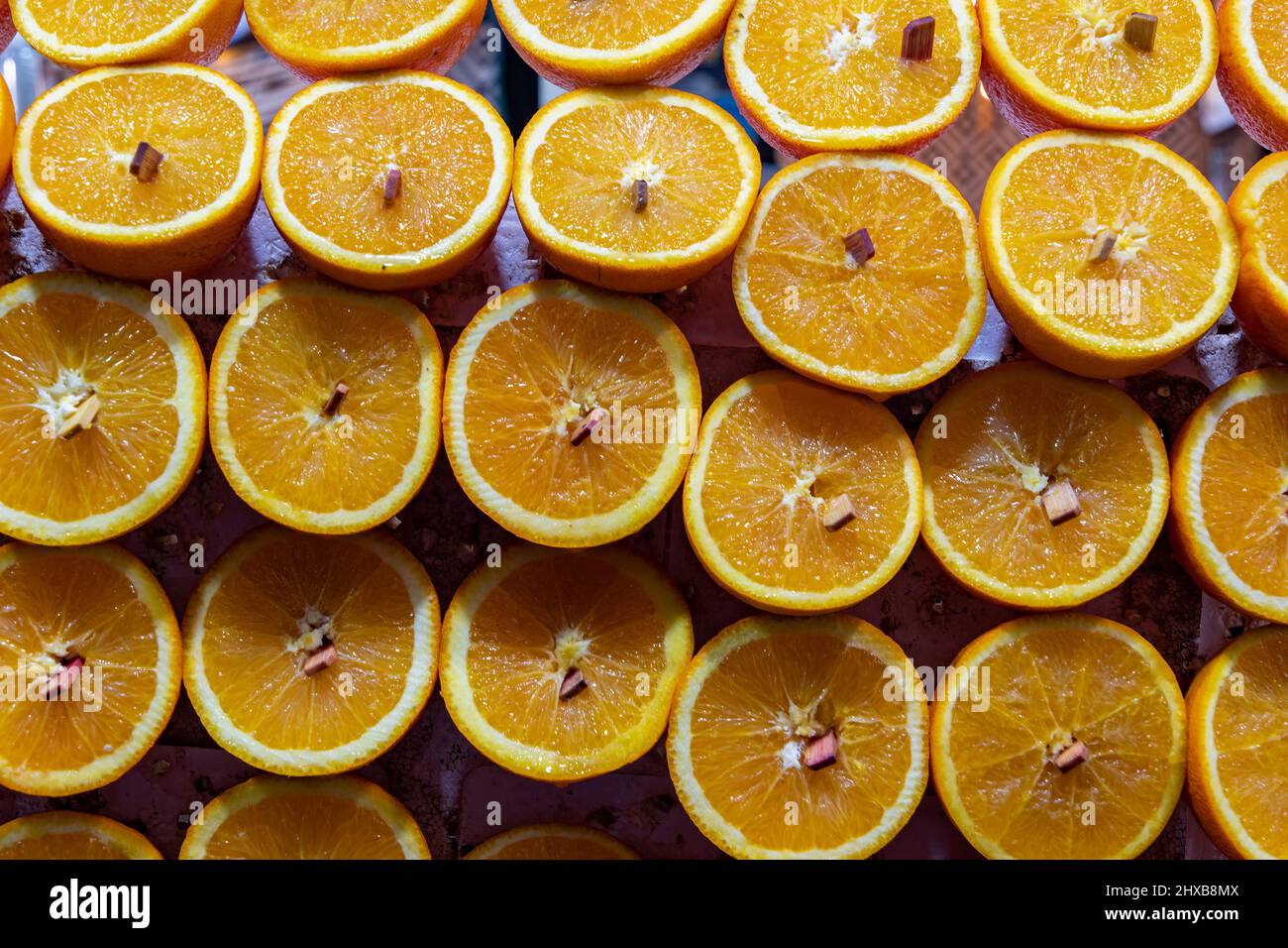 Massaggiate le arance succose visualizzate sul mercato Foto Stock
