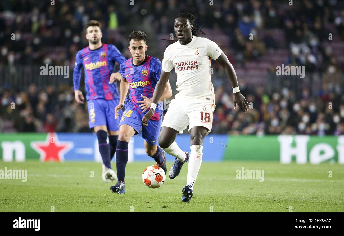 Barcellona, Spagna. 10th Mar 2022. Bafetimbi Gomis di Galatasaray, Eric Garcia di Barcellona (a sinistra) durante la UEFA Europa League, Round of 16, partita di calcio a 1st gambe tra il FC Barcellona e Galatasaray il 10 marzo 2022 allo stadio Camp Nou di Barcellona, Spagna - Foto: Jean Catuffe/DPPI/LiveMedia Credit: Independent Photo Agency/Alamy Live News Foto Stock