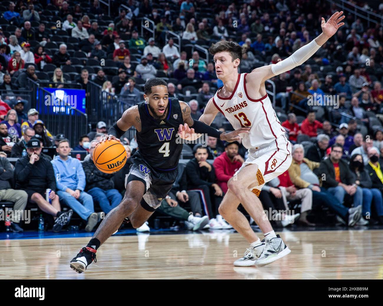 Las Vegas, Stati Uniti. 11th Mar 2022. Marzo 10 2022 Las Vegas, NV, U.S.A. Washington Guard PJ Fuller (4) va in cerchio durante la NCAA Pac12 Men's Basketball Tournament Quarterfinals gioco tra Washington Huskies e USC Trojans. USC battere Washington 65-61at T- Mobile Arena Las Vegas, NV. Thurman James/CSM Credit: CAL Sport Media/Alamy Live News Foto Stock