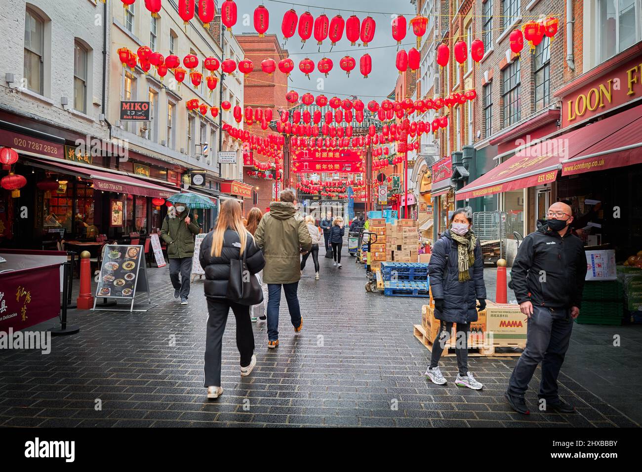 Lanterne cinesi in mostra nell'area pedonale di Chinatown, Westminster, Londra, Inghilterra. Foto Stock