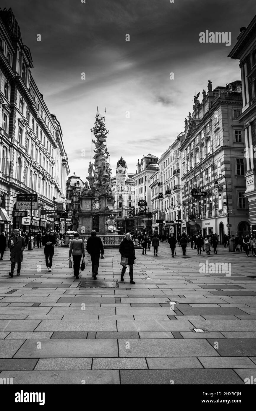 VIENNA, AUSTRIA, 19 FEBBRAIO 2022: Strada principale a piedi del centro di Vienna in bianco e nero Foto Stock