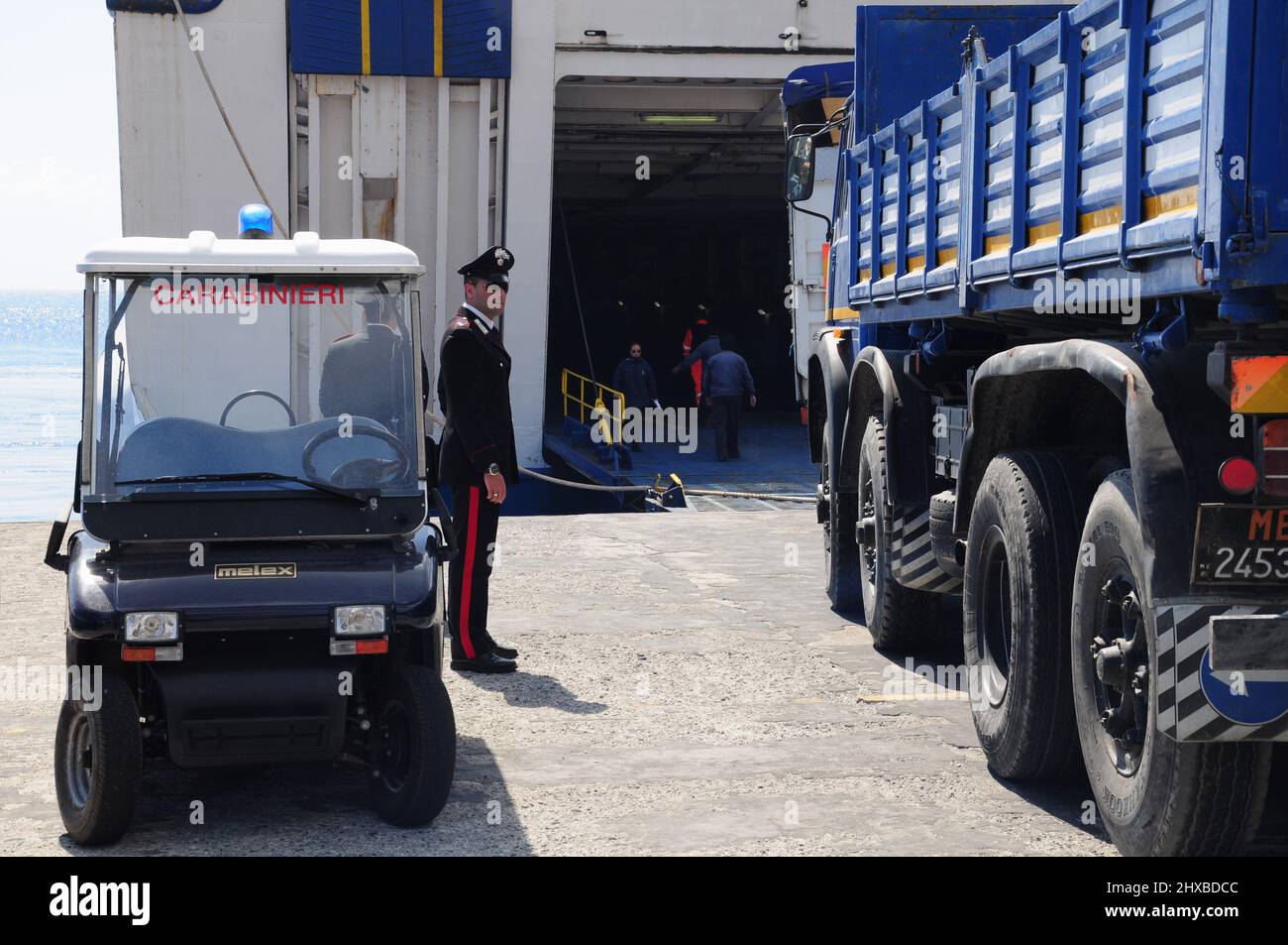 Stromboli, Italia - 16 maggio 2012: Camion si sposta all'interno del traghetto merci. Foto Stock