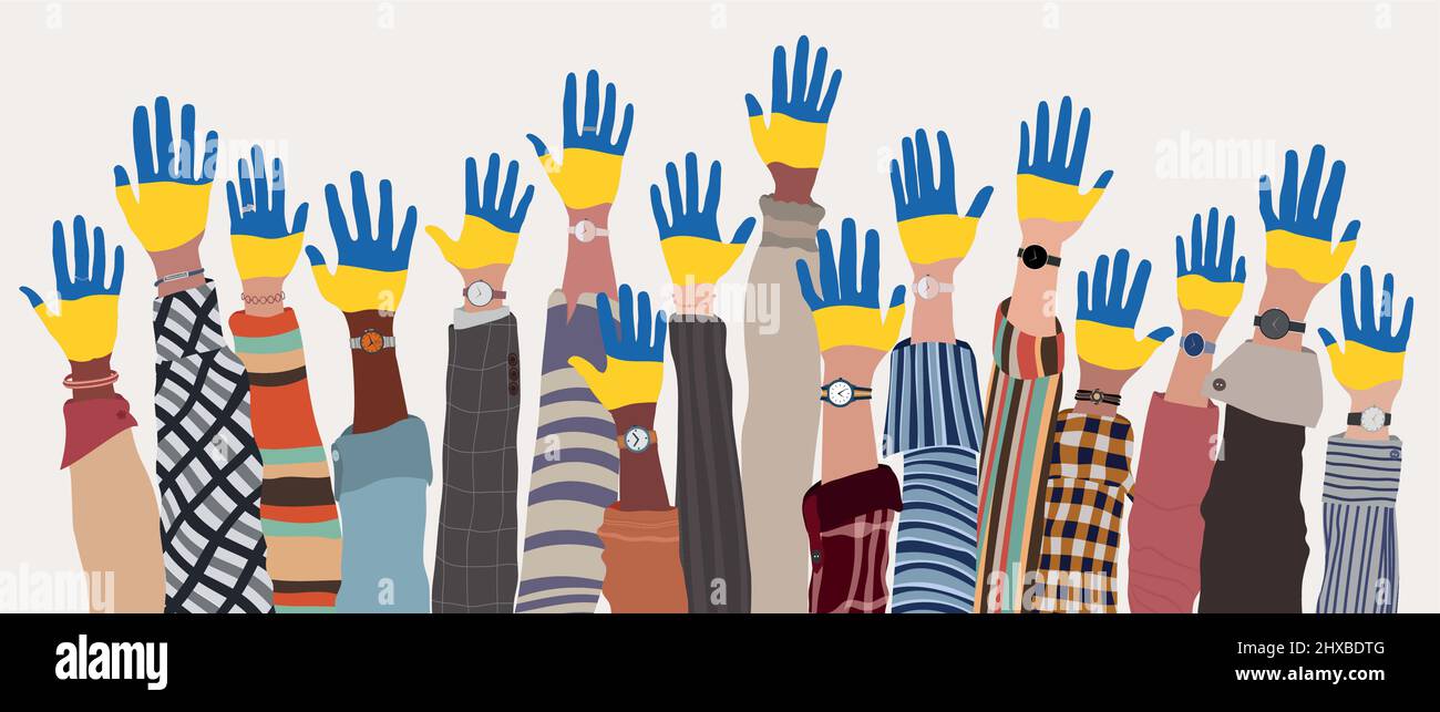 Gruppo di braccia rialzate di uomini e donne multiculturali che hanno le loro mani dipinte nei colori della bandiera Ucraina.supporto per Ucraina.concetto di pace Illustrazione Vettoriale