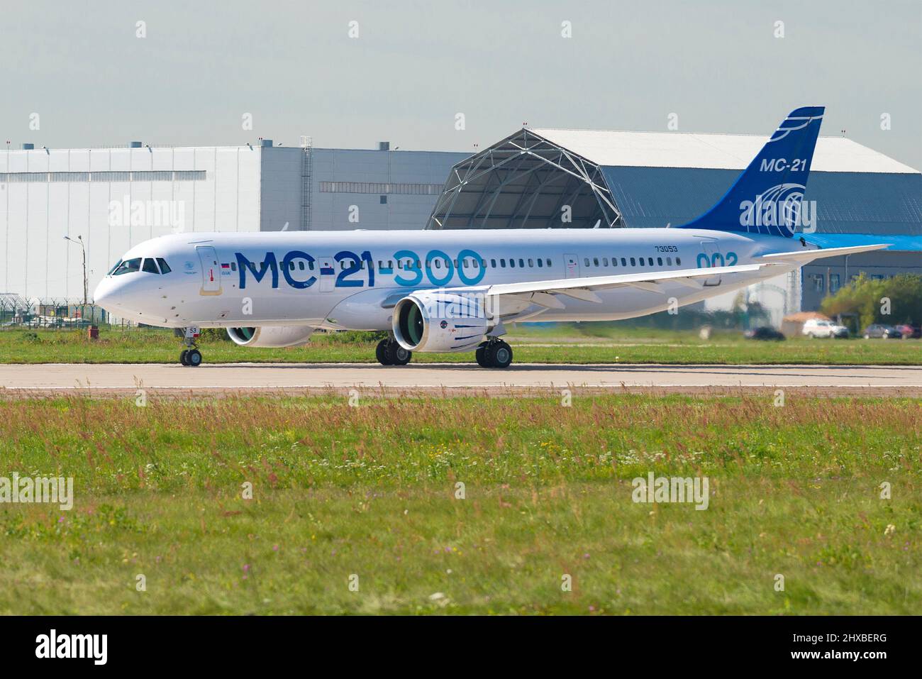 ZHUKOVSKY, RUSSIA - 30 AGOSTO 2019: Nuovo aereo russo a medio raggio per passeggeri MS-21-300 (73053) sulla pista dell'aeroporto di Zhukovsky in una giornata di sole Foto Stock