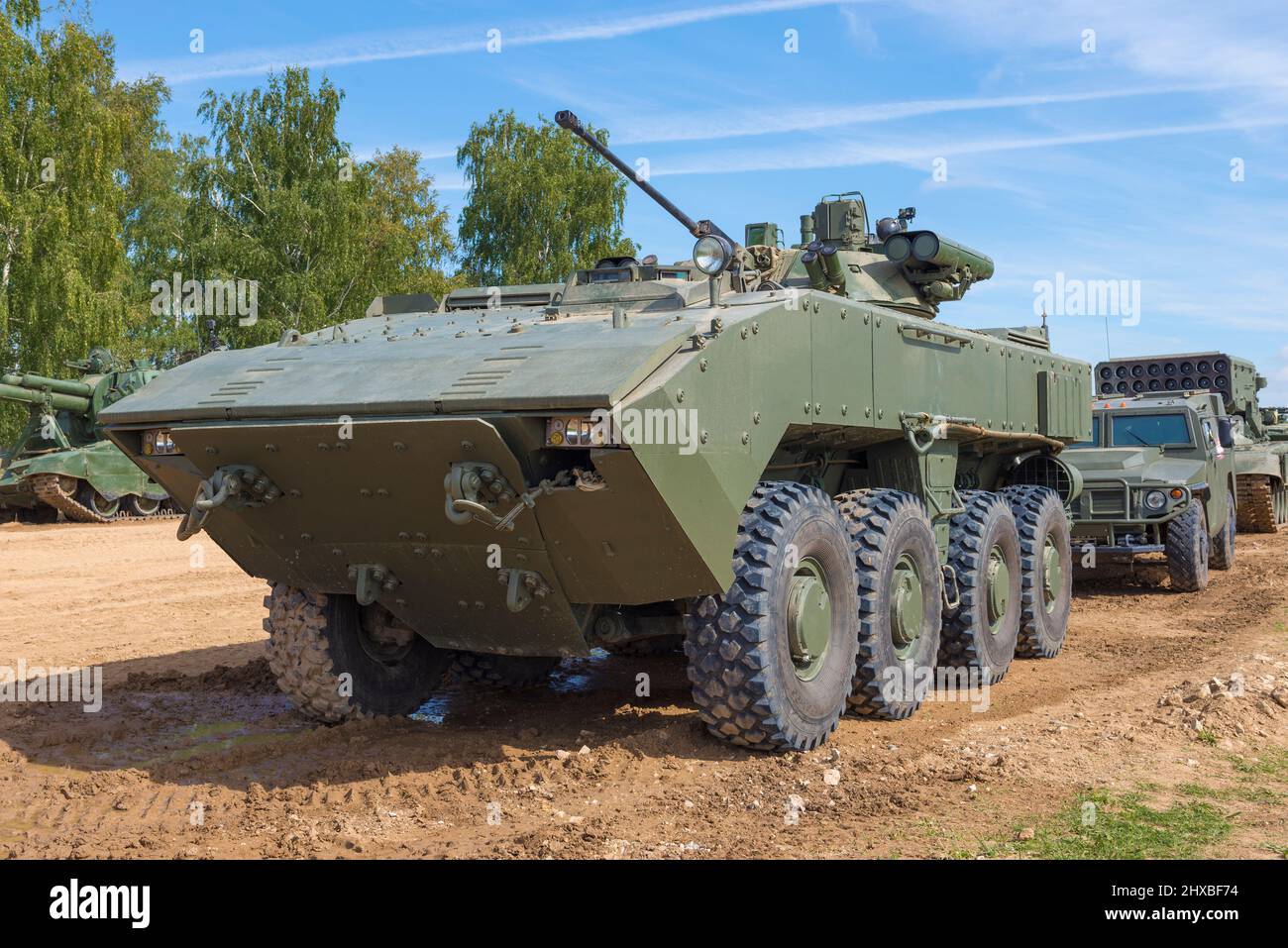 REGIONE DI MOSCA, RUSSIA - 25 AGOSTO 2020: Veicolo da combattimento di fanteria K-17 Boomerang in un convoglio di equipaggiamento militare russo in una giornata estiva soleggiata Foto Stock