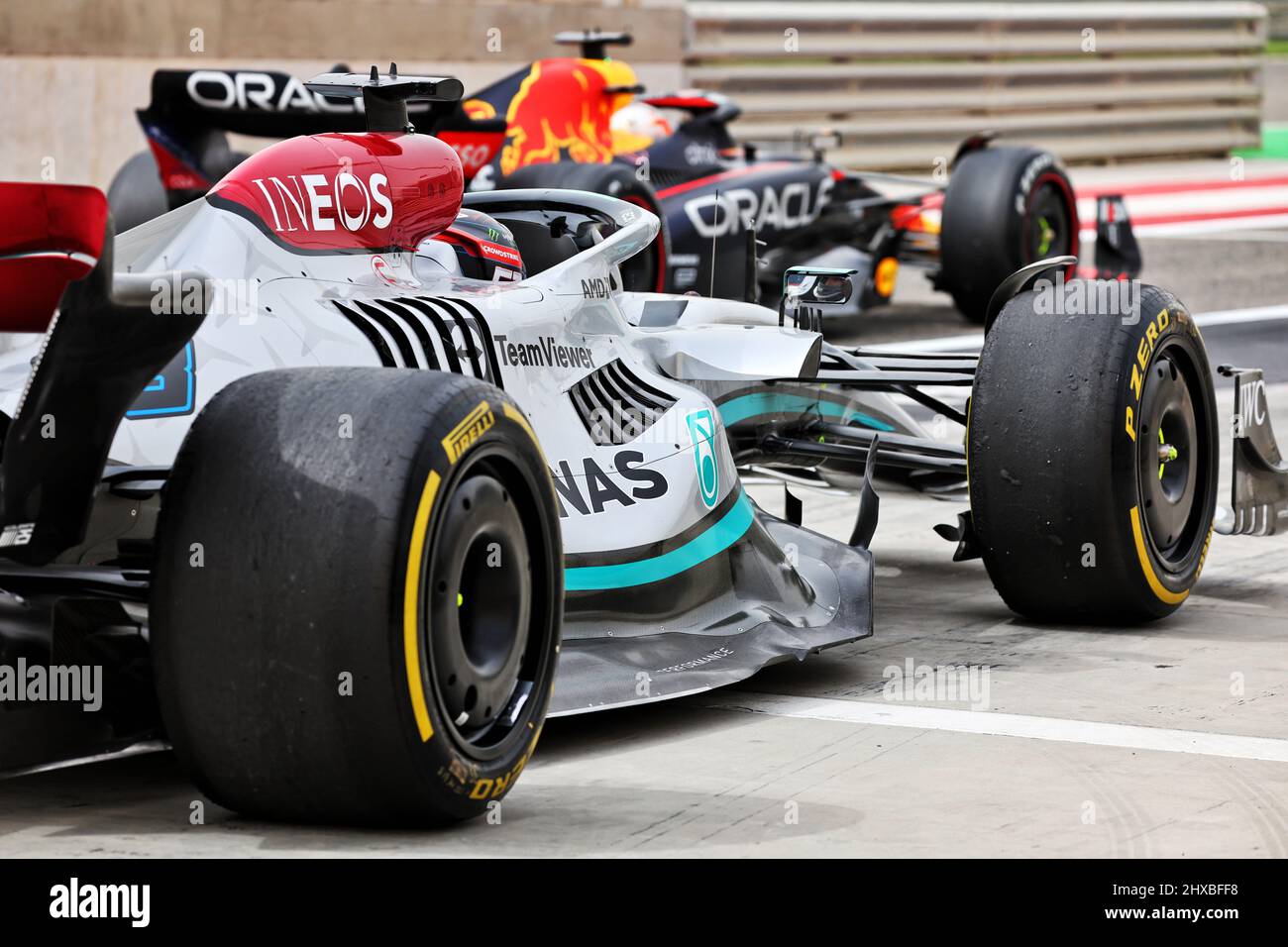 Bahrein, Emirati Arabi Uniti. 11th Mar 2022. George Russell (GBR) Mercedes AMG F1 W13 e Max Verstappen (NLD) Red Bull Racing RB18. 11.03.2022. Formula 1 Test, Sakhir, Bahrain, giorno due. Il credito fotografico dovrebbe leggere: XPB/Alamy Live News. Foto Stock
