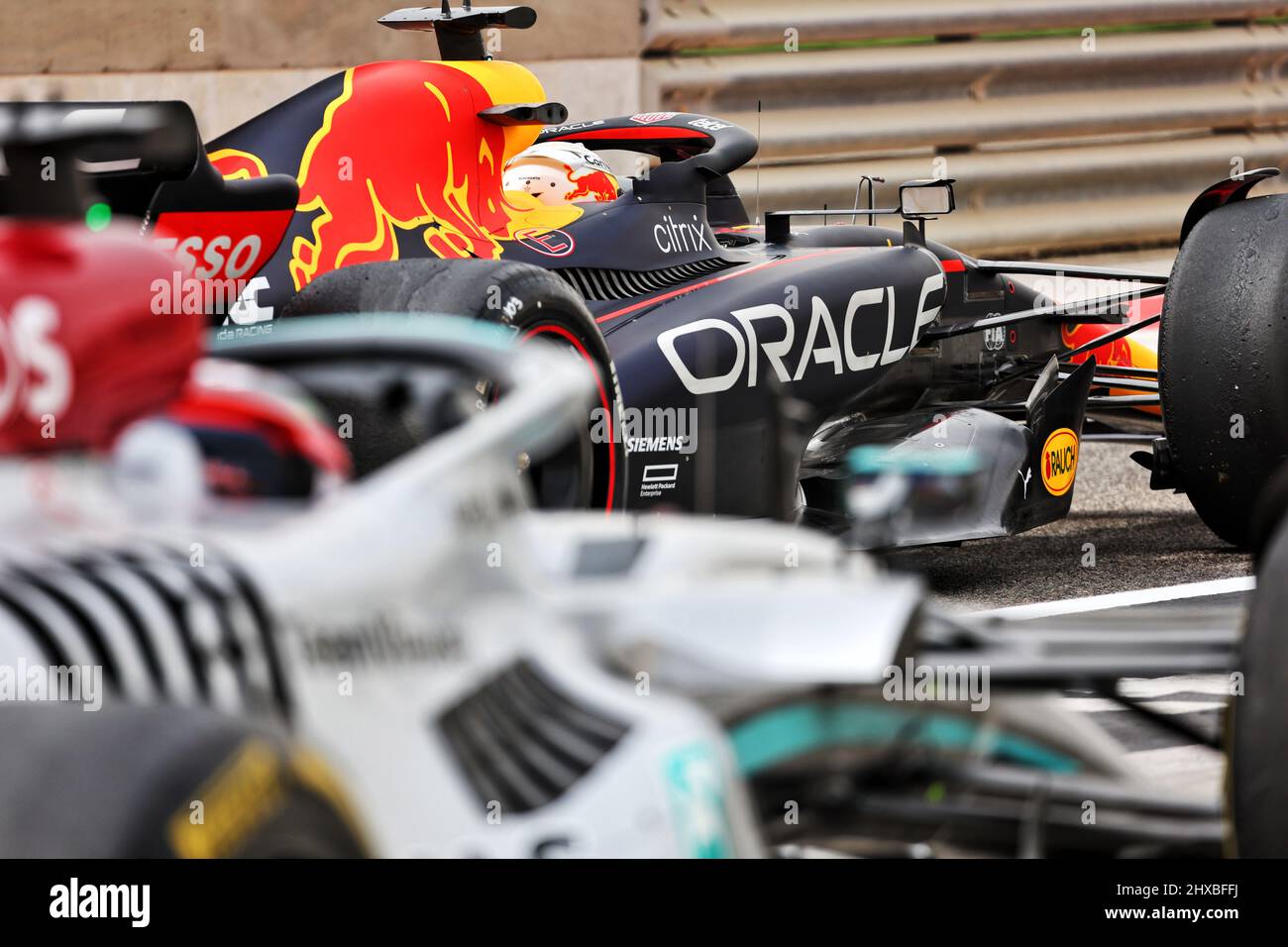Bahrein, Emirati Arabi Uniti. 11th Mar 2022. Max Verstappen (NLD) Red Bull Racing RB18 e George Russell (GBR) Mercedes AMG F1 W13. 11.03.2022. Formula 1 Test, Sakhir, Bahrain, giorno due. Il credito fotografico dovrebbe leggere: XPB/Alamy Live News. Foto Stock