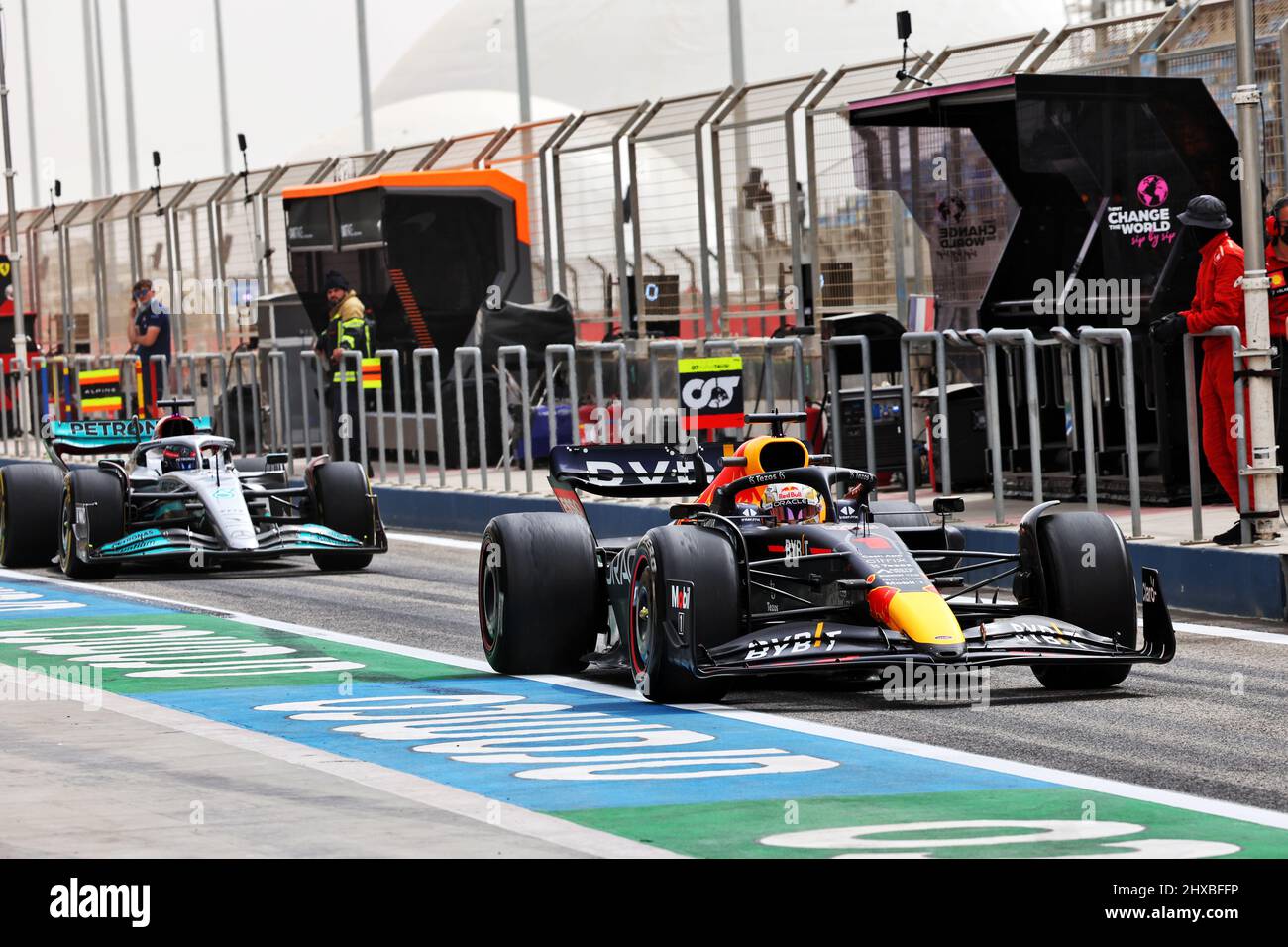 Bahrein, Emirati Arabi Uniti. 11th Mar 2022. Max Verstappen (NLD) Red Bull Racing RB18 e George Russell (GBR) Mercedes AMG F1 W13. 11.03.2022. Formula 1 Test, Sakhir, Bahrain, giorno due. Il credito fotografico dovrebbe leggere: XPB/Alamy Live News. Foto Stock