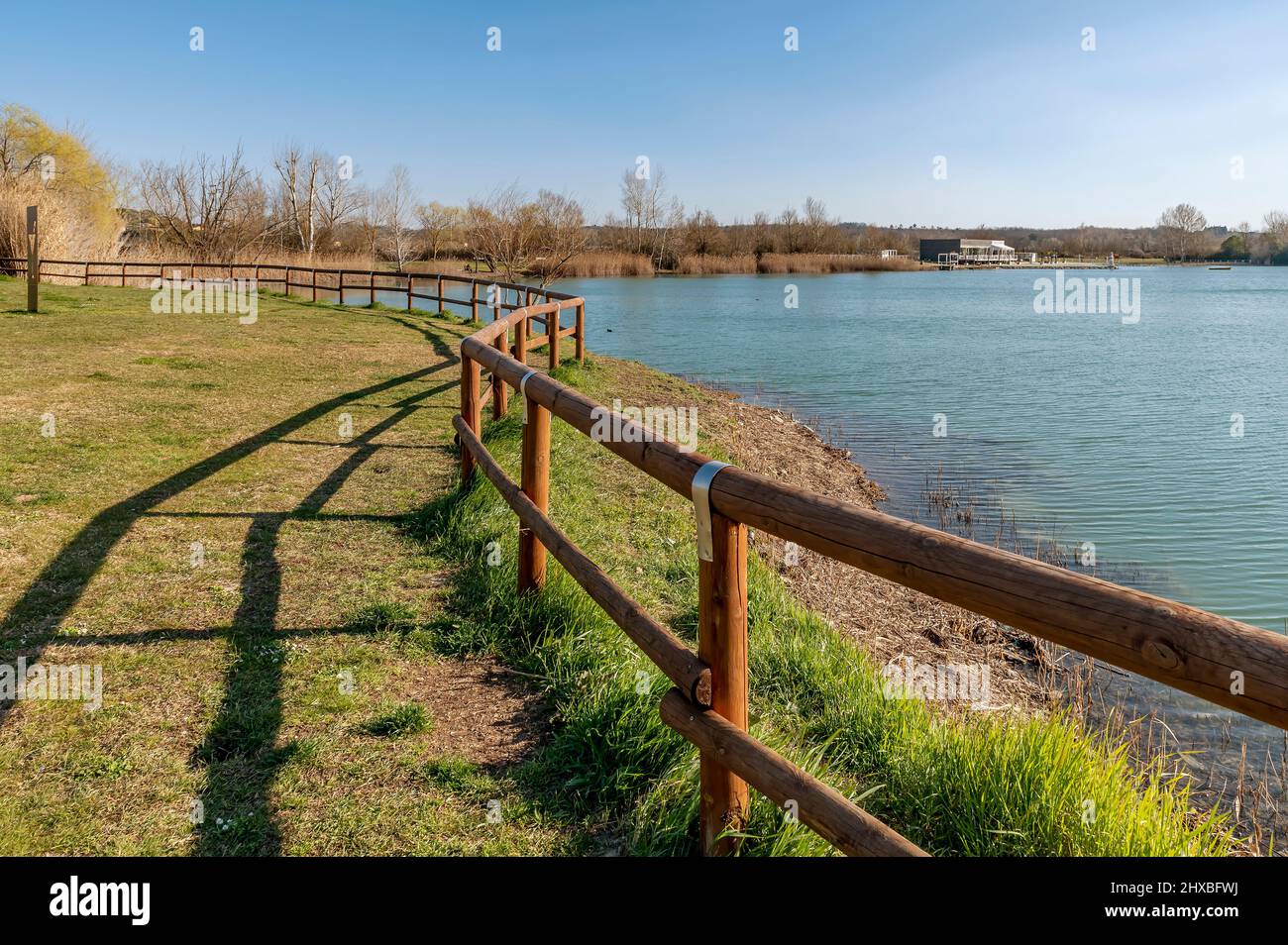 Vista sul lago di Braccini a Pontedera, in una giornata di sole Foto Stock