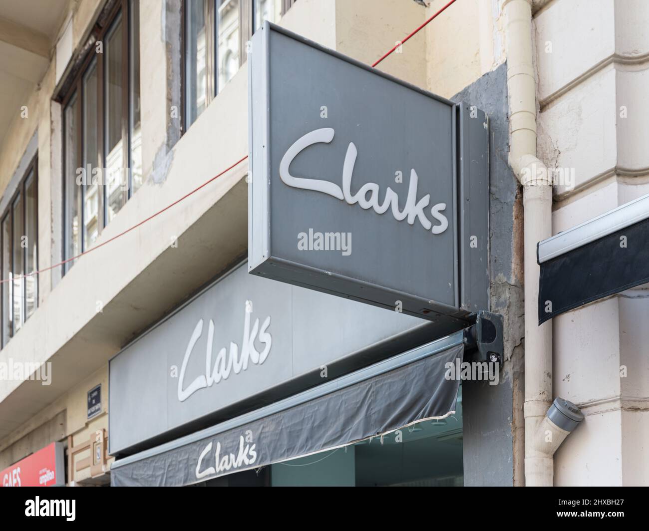 VALENCIA, SPAGNA - 10 MARZO 2022: Clarks è un'azienda britannica di produzione di calzature Foto Stock