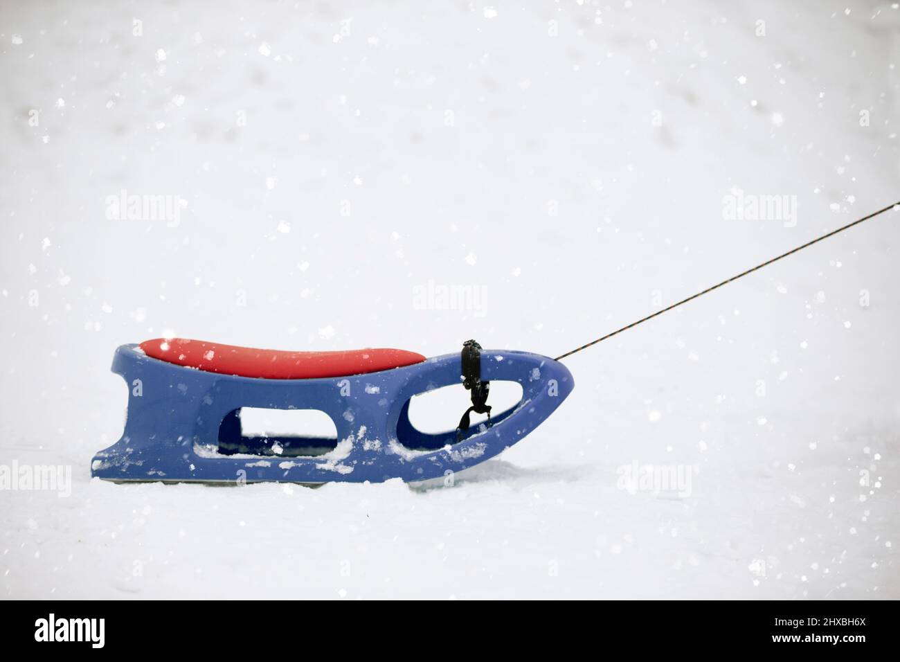 Slitta da neve su sfondo nevoso. Foto Stock