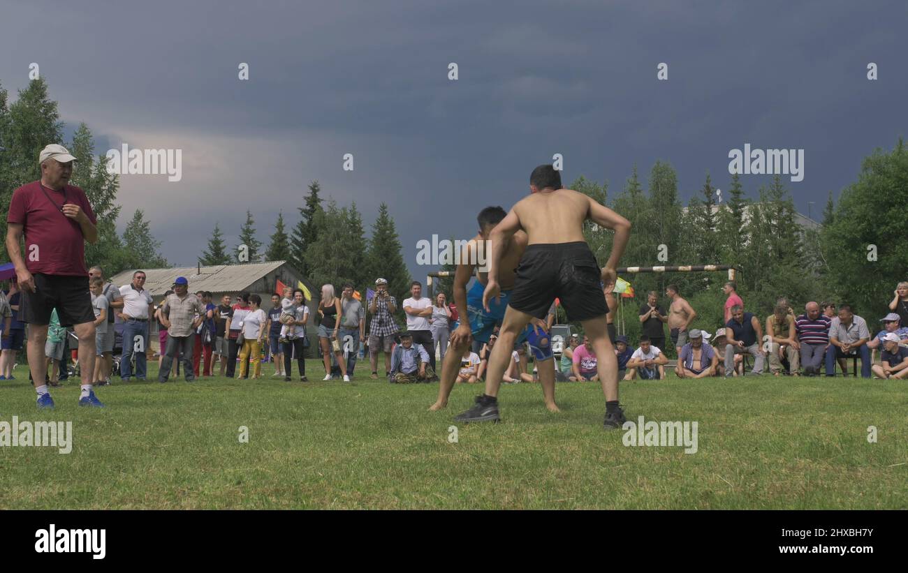 Odinsk, Russia - Giugno 29 2019: Buryat sport nazionale wrestling. Holiday sur Harban. Surkharban Naadam Sagaalgan Shagaa nuovo anno buddista, Naadim, Kosh Foto Stock