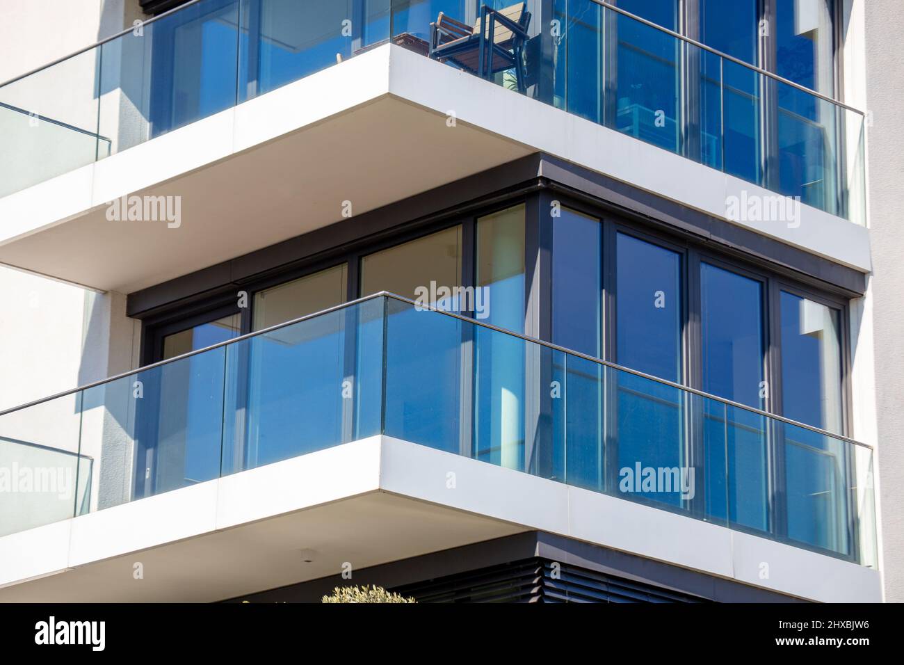 Grande finestra di fronte ad un nuovo edificio di appartamenti Foto Stock