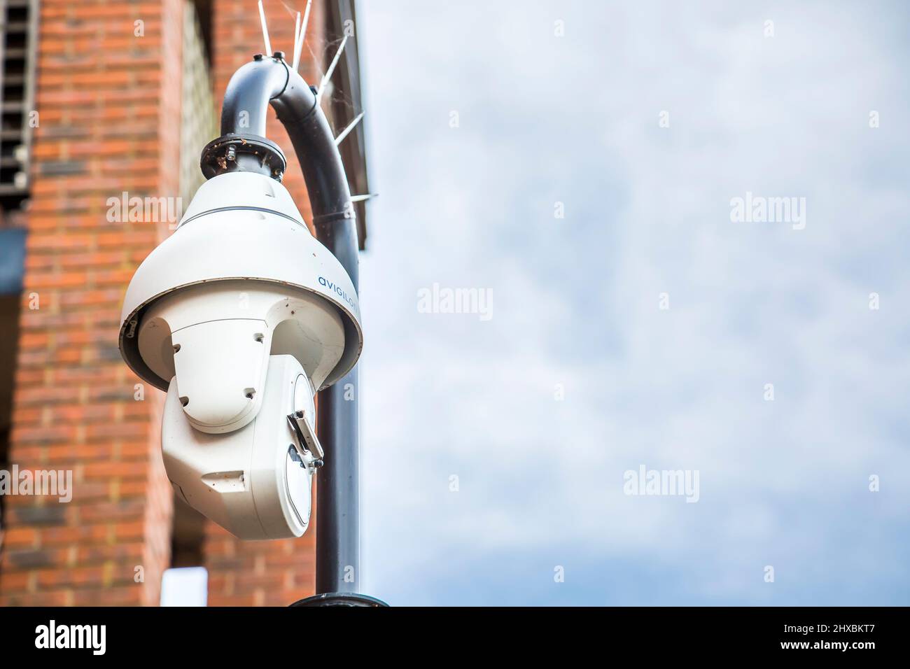 Telecamera di sorveglianza Avigilon in funzione all'aperto nell'edificio del Regno Unito. Foto Stock
