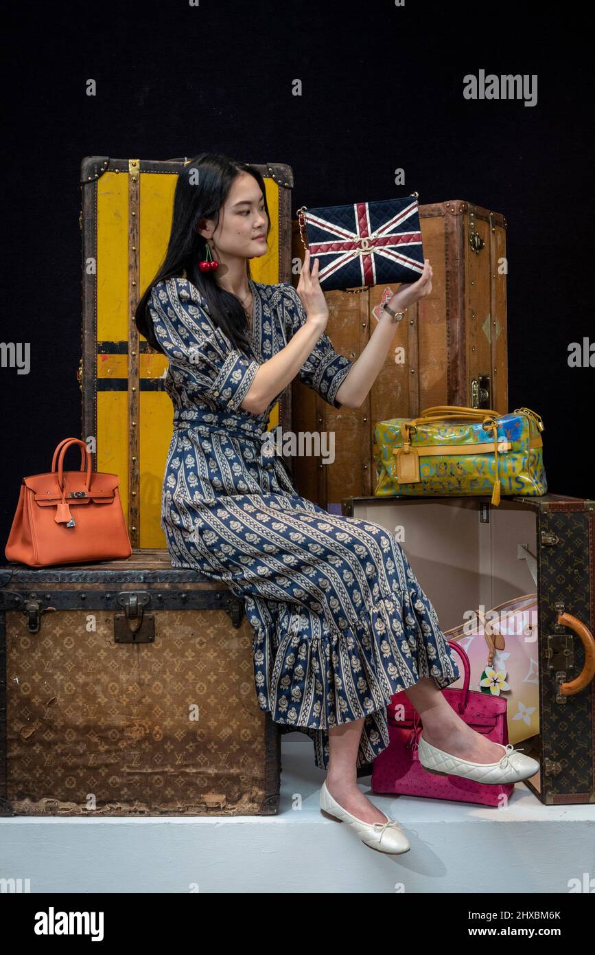 Londra, Regno Unito. 11 marzo 2022. Un membro dello staff presenta una borsa  a spalla Chanel Union Jack (Est. £2.000 – 3.000) accanto a borse di design  in anteprima di Bonhams, borse