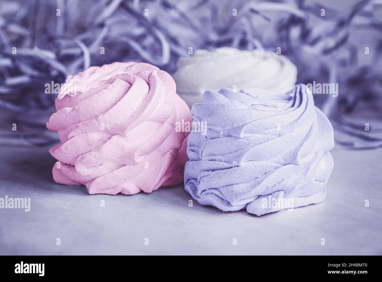 Biscotti viola e rosa marshmallow souffle, spazio per la copia Foto Stock