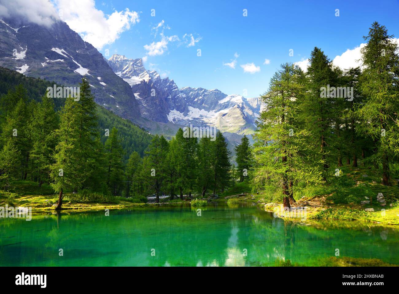 Vista sul lago Blu vicino a Breuil-Cervinia, Val D'Aosta, Italia. Bel paesaggio di montagna in giornata di sole. Foto Stock