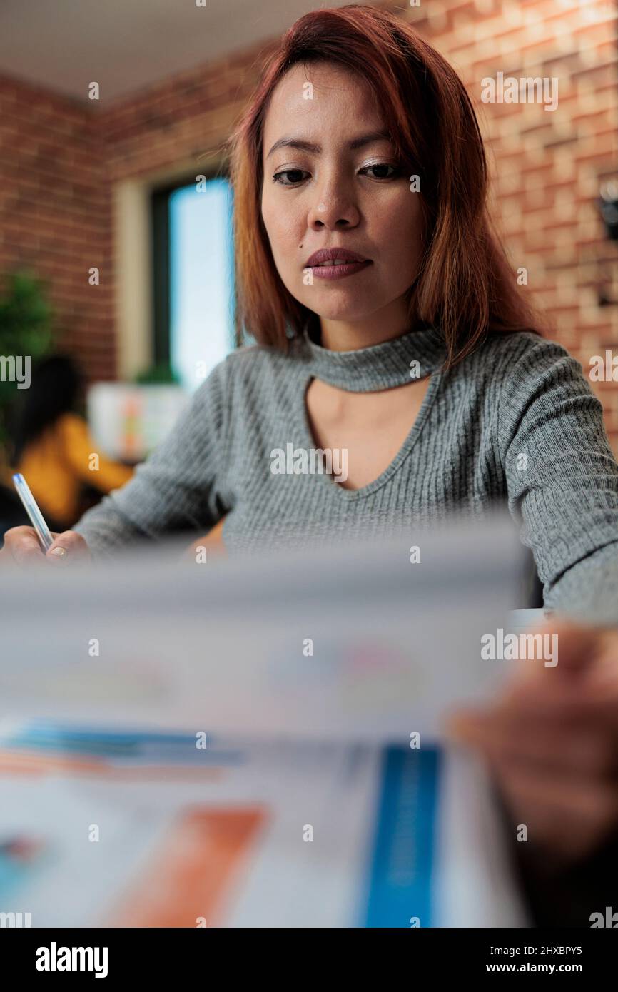 Imprenditore donna che analizza i grafici di gestione mentre lavora al progetto aziendale in startup Office. Direttore esecutivo brainstorming idee di marketing pianificazione nuovo startegy, Business Concept Foto Stock