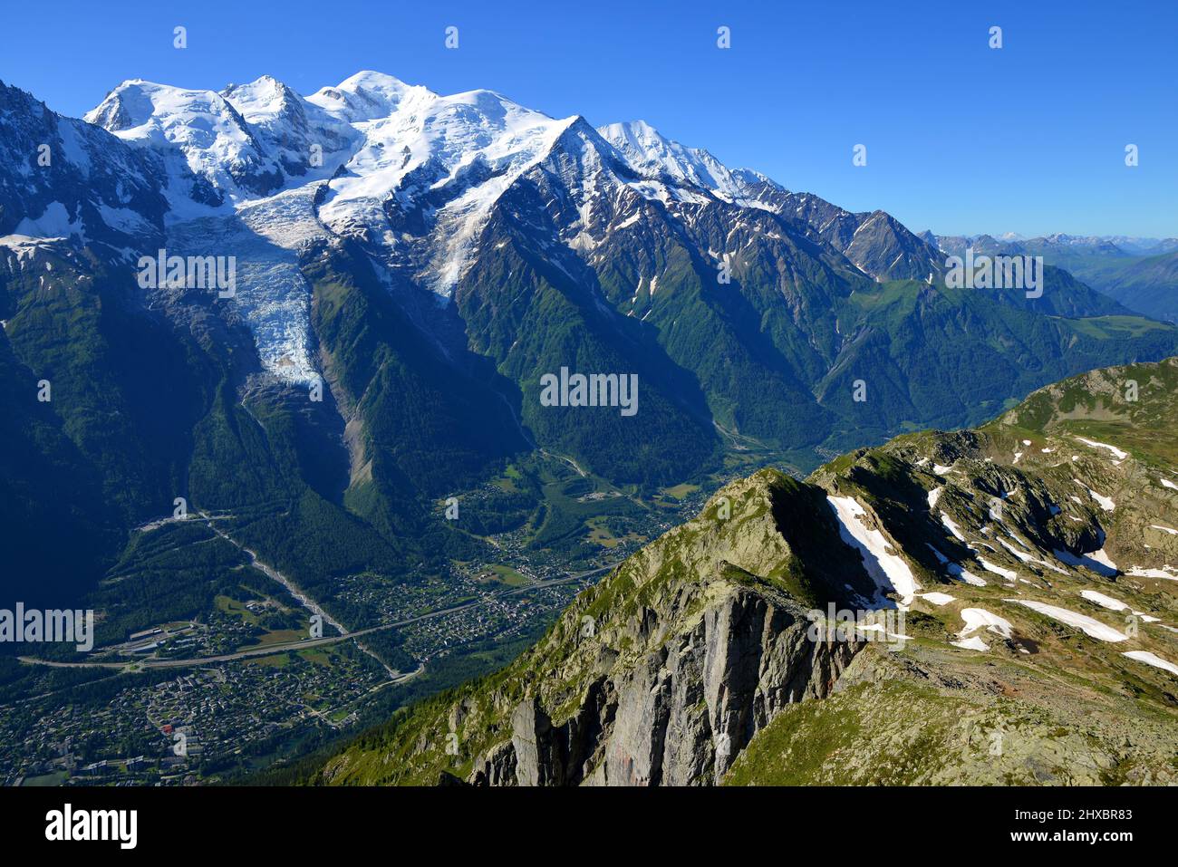 Vista sul paesaggio montano con il Monte Bianco dalla cima di le Brevent. Alpi francesi, Chamonix, Francia. Foto Stock